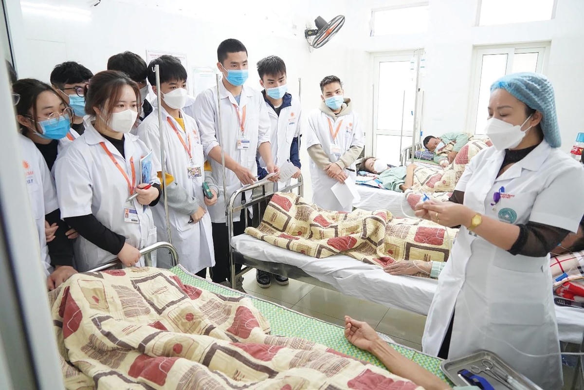 Sinh viên ngành y khoa Trường Đại học Đại Nam thực tập lâm sàng môn Điều dưỡng cơ bản tại Bệnh viện đa khoa Hà Đông, Hà Nội.  