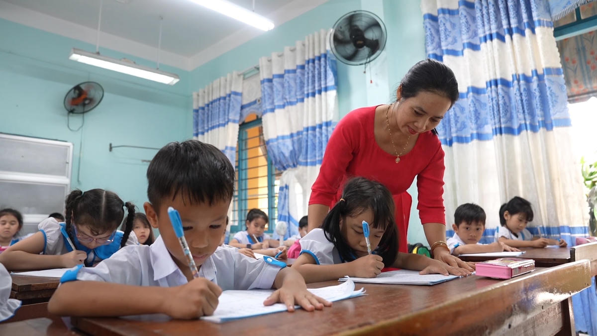 Các em học sinh vào lớp học với nỗi lo dịch đau mắt đỏ