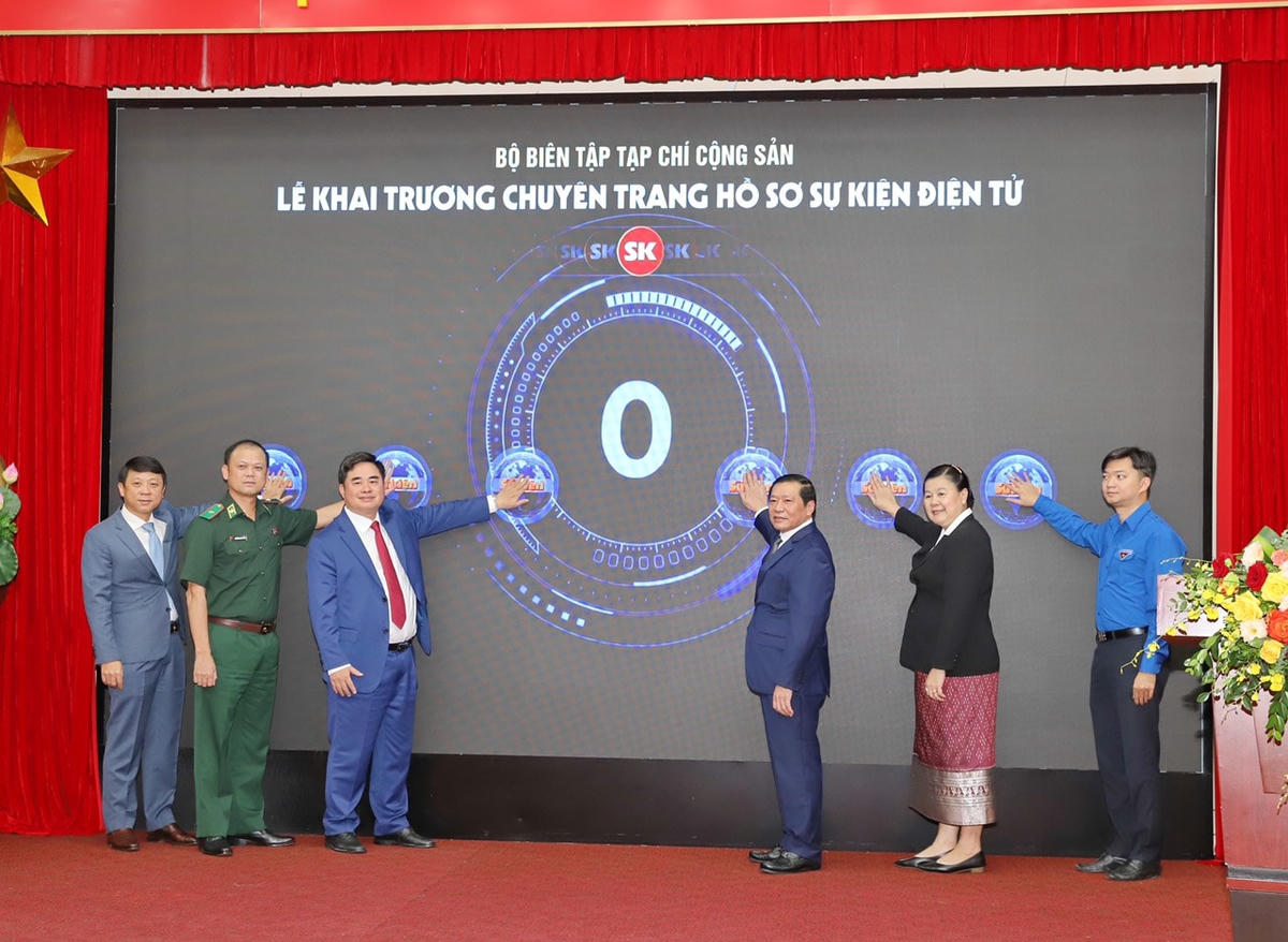 Các đại biểu nhấn nút khai trương Chuyên trang Hồ sơ sự kiện điện tử. 