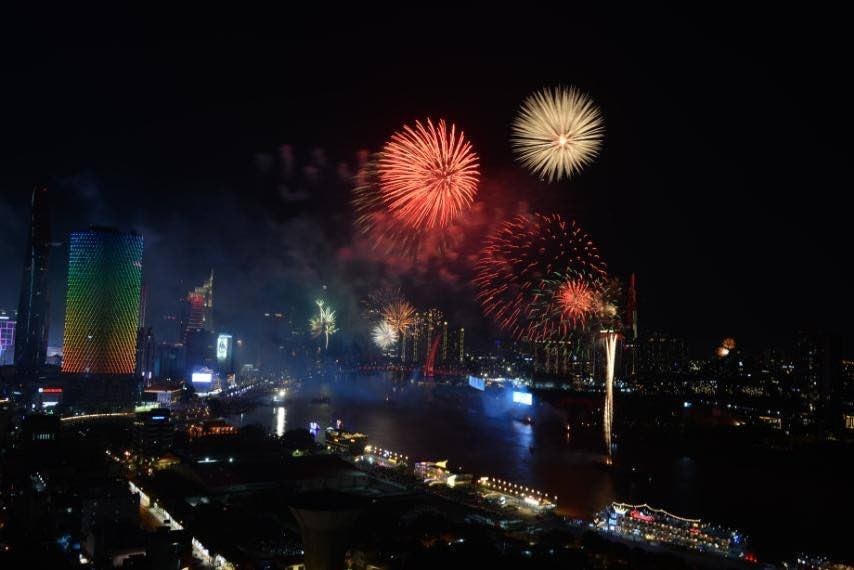 Mãn nhãn màn pháo hoa mừng 50 năm thống nhất đất nước tại Thành phố Hồ Chí Minh. (Ảnh: Mạnh Linh/TTXVN)