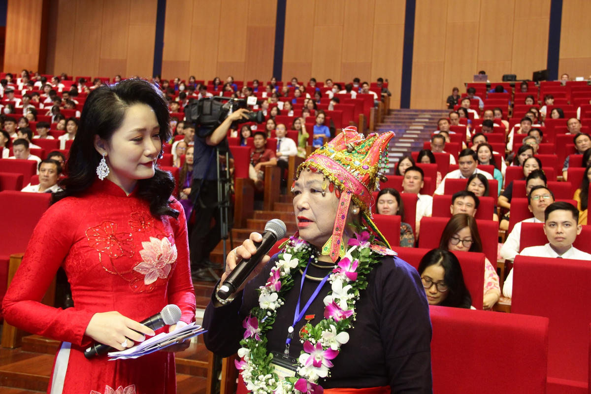 Nghệ nhân nhân dân Hoàng Thị Bích Hồng chia sẻ tại hội nghị.
