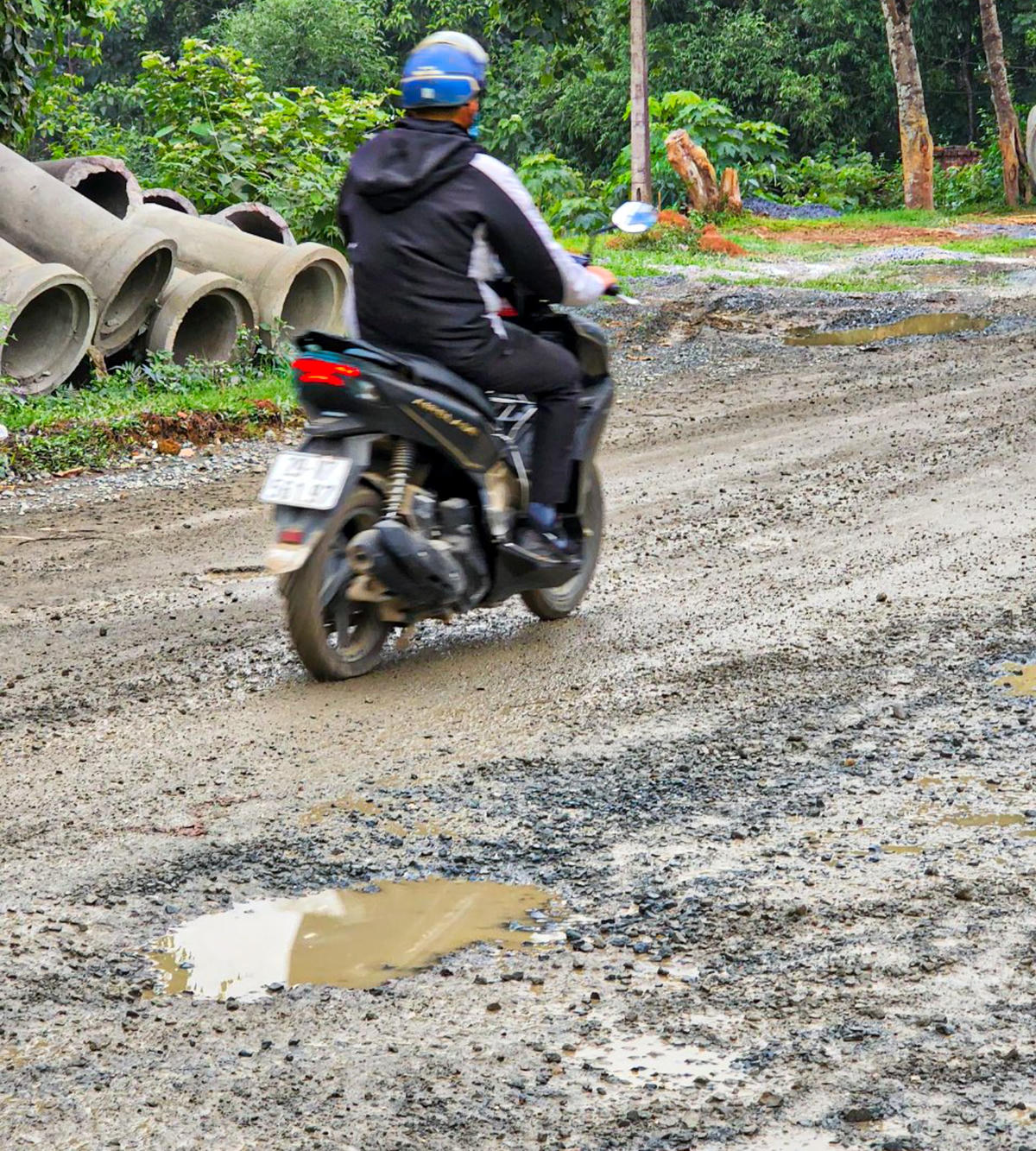 Nhiều đoạn đường trên tuyến tỉnh lộ này bị hư hỏng nặng.