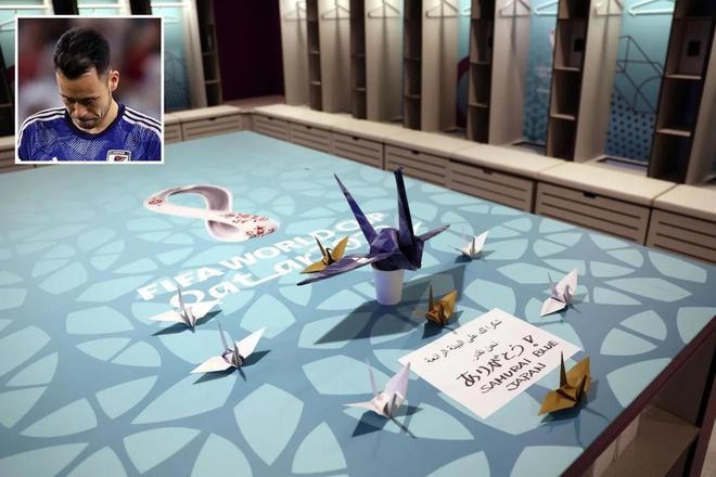 Cầu thủ Nhật cũng dọn dẹp phòng thay đồ, để lại thư cảm ơn chủ nhà Qatar. 