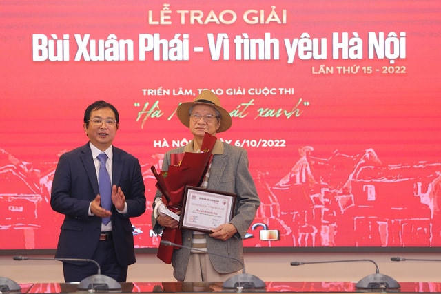 Ông Nguyễn Tuấn Hùng, Phó Tổng giám đốc TTXVN trao Giải thưởng Lớn - Vì tình yêu Hà Nội cho đạo diễn, NSND Trần Văn Thủy. Ảnh: Hòa Nguyễn.  