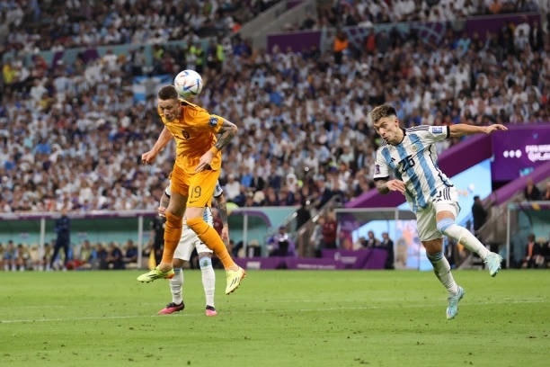 Wout Weghorst có bàn rút ngắn tỉ số cho Hà Lan.