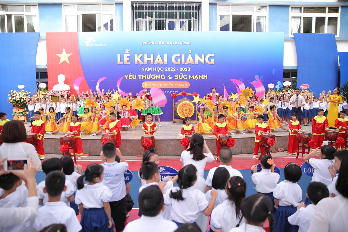 Với ý nghĩa sâu sắc về giá trị yêu thương, thầy trò trường Tiểu học Ban Mai tự tin bước vào năm học mới 2022 – 2023 tràn đầy hứng khởi, nhiều trải nghiệm tuyệt vời và thành tựu.  