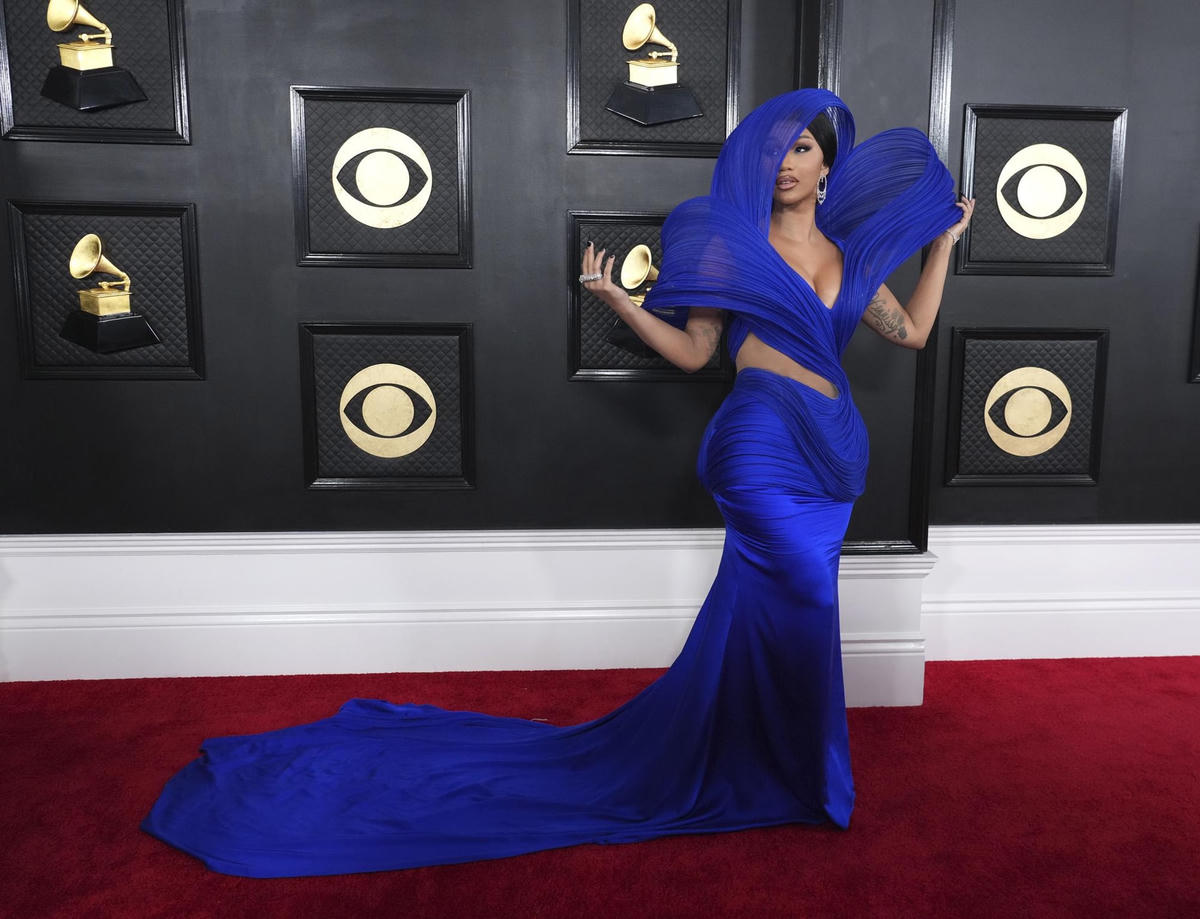 Trong khi đó, Cardi B, mặc một chiếc váy màu xanh điện điêu khắc hình quả bom với bờ vai rộng và chiếc mũ đội đầu che một bên mắt. Ảnh: AP.