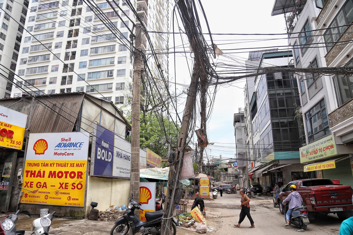 Thậm chí, một cột điện bị nghiêng ngả tiềm ẩn nguy cơ mất an toàn.