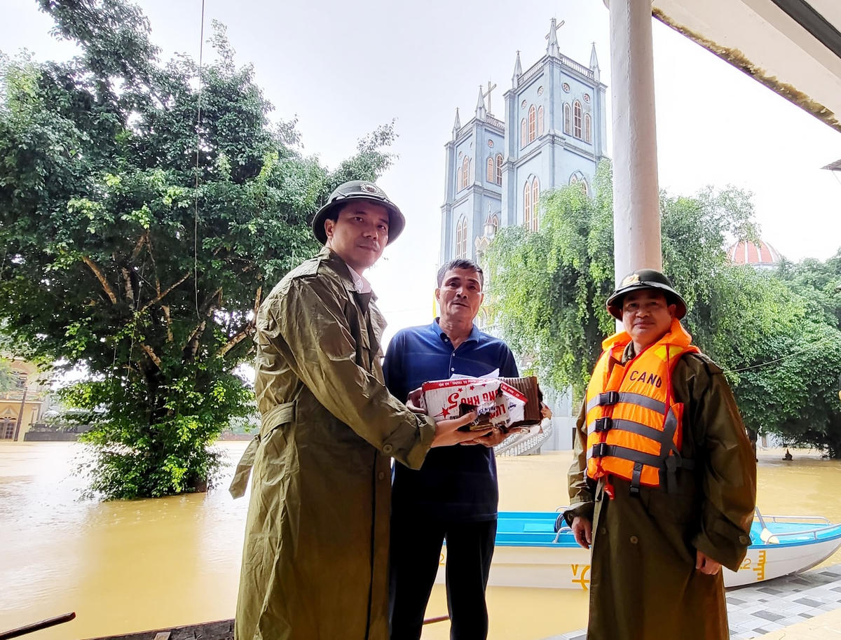 Đại tá Nguyễn Hồng Phong, Giám đốc Công an tỉnh thăm hỏi, động viên với Ban hành giáo bà con giáo xứ Thổ Hoàng (xã Điền Mỹ) và mong muốn Linh mục, Ban hành giáo cùng bà con giáo dân phối hợp có hiệu quả với lực lượng Công an xã trong triển khai phương án phòng chống mưa lũ, đảm bảo ANTT, hạn chế thấp nhất những thiệt hại do mưa lũ gây ra.