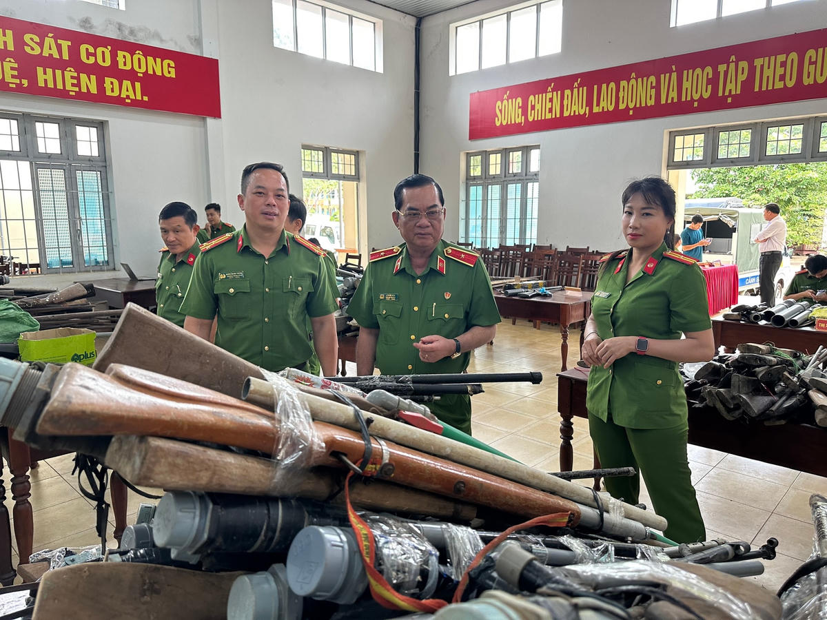 Thu hồi vũ khí vật liệu nổ trong nhân dân nhằm đảm bảo công tác ANTT, an toàn cho người dân.