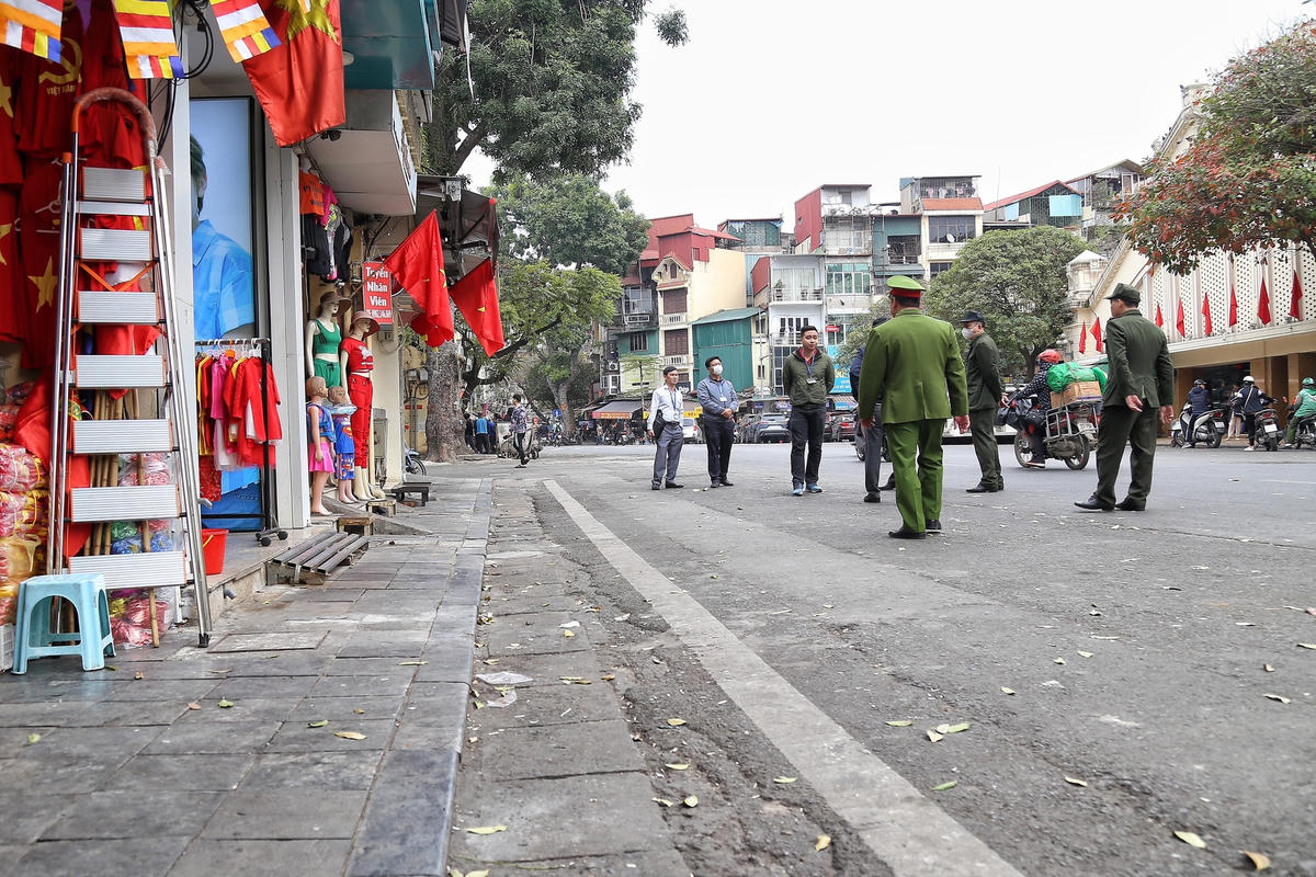 Ông Trần Nguyên Hiệp, Phó Chủ tịch phường Đồng Xuân cho hay, thời gian qua lực lượng chức năng của phường liên tục tuyên truyền, yêu cầu người dân kinh doanh cam kết thực hiện việc đúng giá, đúng diện tích không lấn chiếm vỉa hè dành cho người đi bộ.