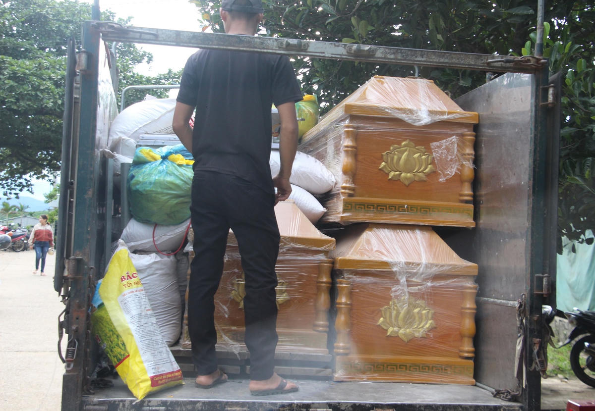 Bà con hàng xóm chở quan tài về lo hậu sự cho các cháu nhỏ.