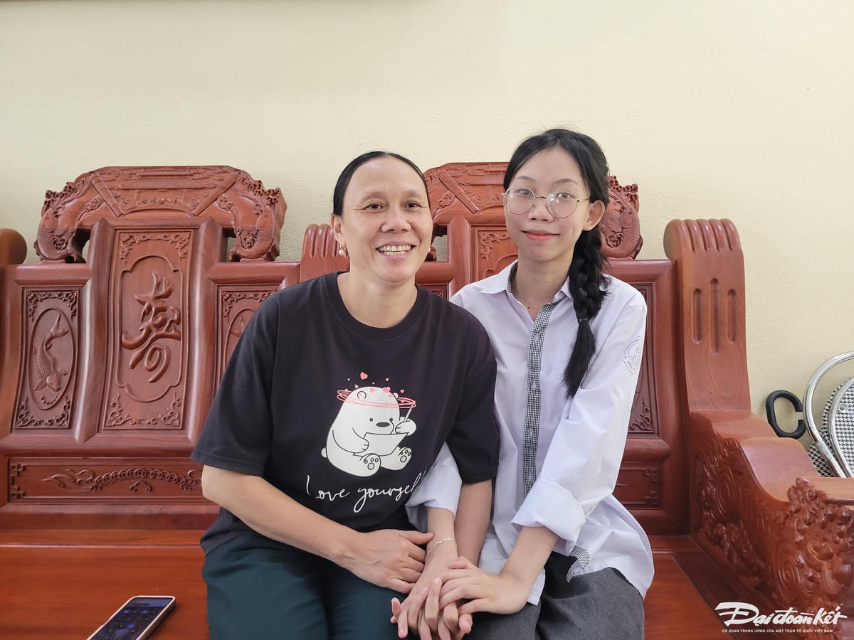 Hai mẹ con Diệu gặp mặt PV tại Trường THPT Quảng Xương 4 Ảnh: Đình Minh