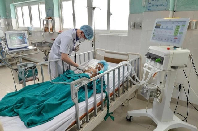 Một nạn nhân bị thương đang được cấp cứu tại bệnh viện. Ảnh: Dân Trí.