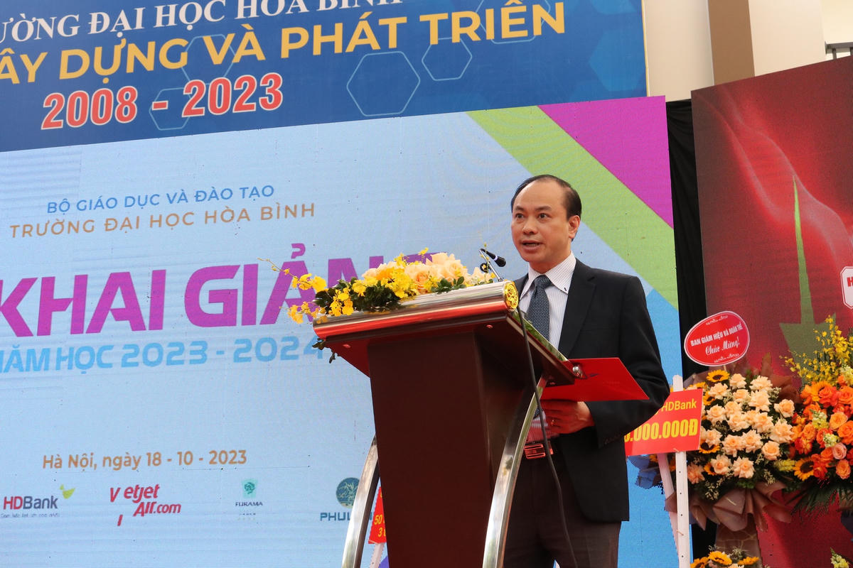 Ông Dương Văn Bá - Giám đốc Trung tâm Tuyển sinh và Truyền thông Trường Đại học Hòa Bình công bố các quyết định khen thưởng sinh viên có thành tích xuất sắc.