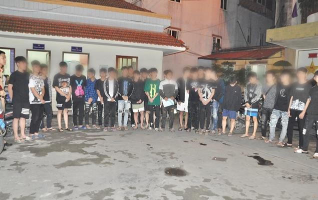 Nhóm thanh niên gây rối trật tự công cộng bị lực lượng chức năng ngăn chặn, xử lý kịp thời.