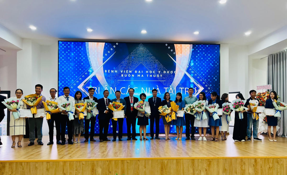 Ban giám đốc BUH tặng hoa các nhà tài trợ chương trình Hội thảo khoa học.