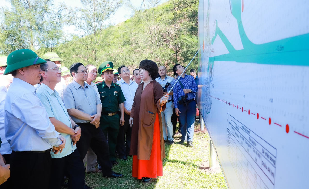 Thủ tướng Phạm Minh Chính cùng đoàn công tác khảo sát tại dự án Cảng nước sâu Cửa Lò tại xã Nghi Thiết, huyện Nghi Lộc.