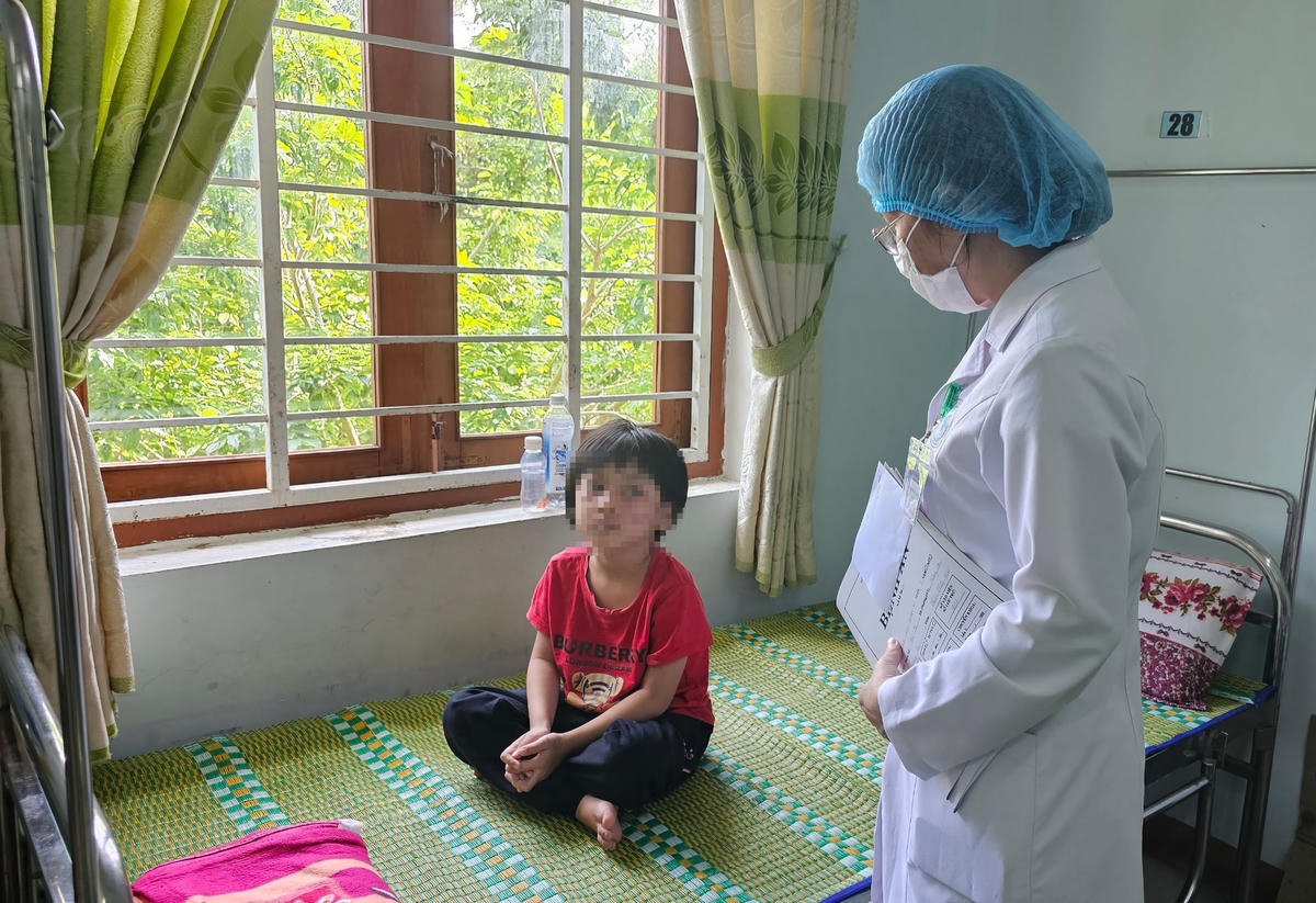 Bác sĩ Bệnh viện Da liễu tỉnh Thừa Thiên Huế thăm khám bệnh nhi viêm da do tiếp xúc với kiến ba khoang. Ảnh: Nguyễn Quốc.