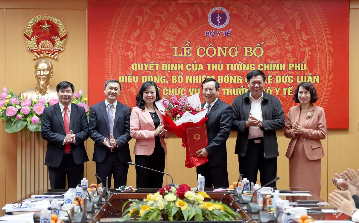 Lãnh đạo Bộ Y tế chúc mừng ông Lê Đức Luận.