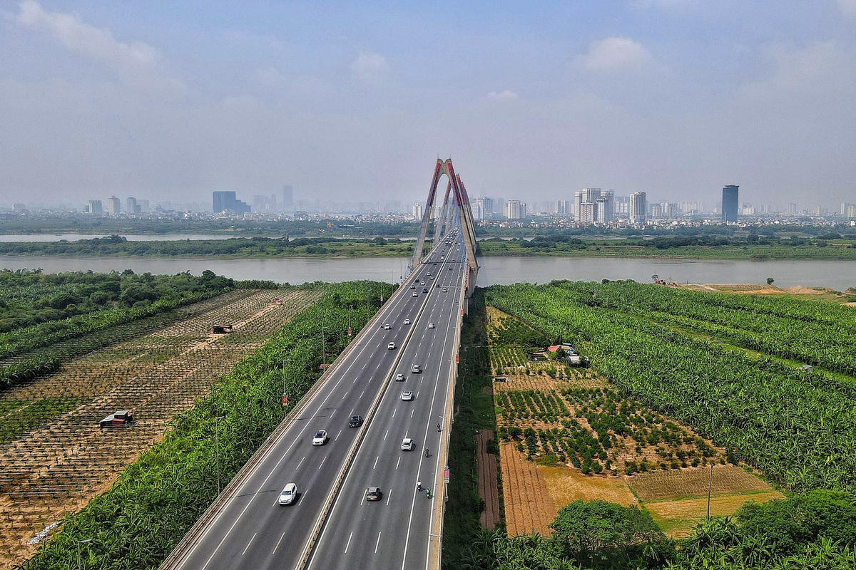 Sau 15 năm mở rộng địa giới hành chính, hạ tầng giao thông Hà Nội ngày càng phát triển đồng bộ và hiện đại.