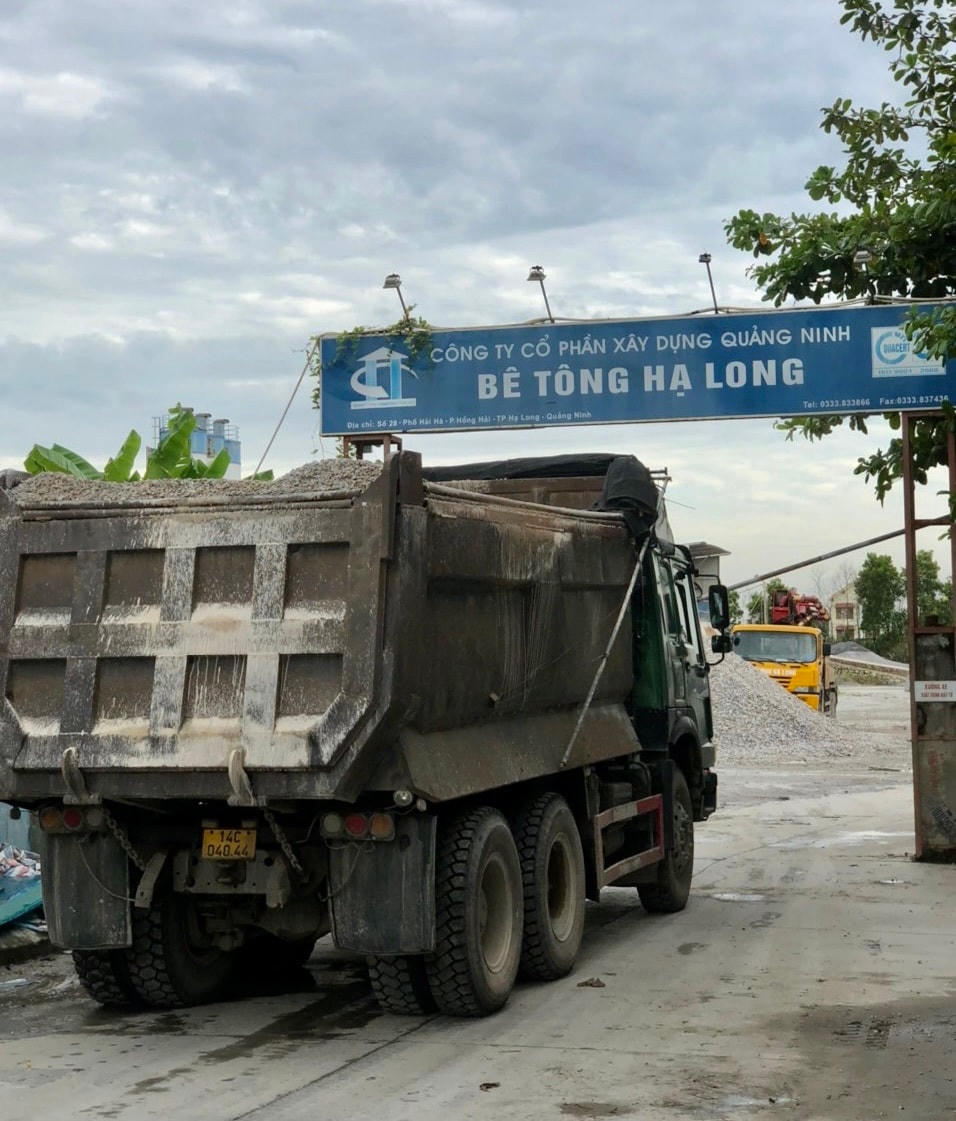 Trung bình mỗi ngày có cả chục chuyến xe trọng tải lớn chở vật liệu ra, vào Trạm bê tông Hạ Long gây tiếng ồn và bụi ảnh hưởng đến cuộc sống của người dân xung quanh.