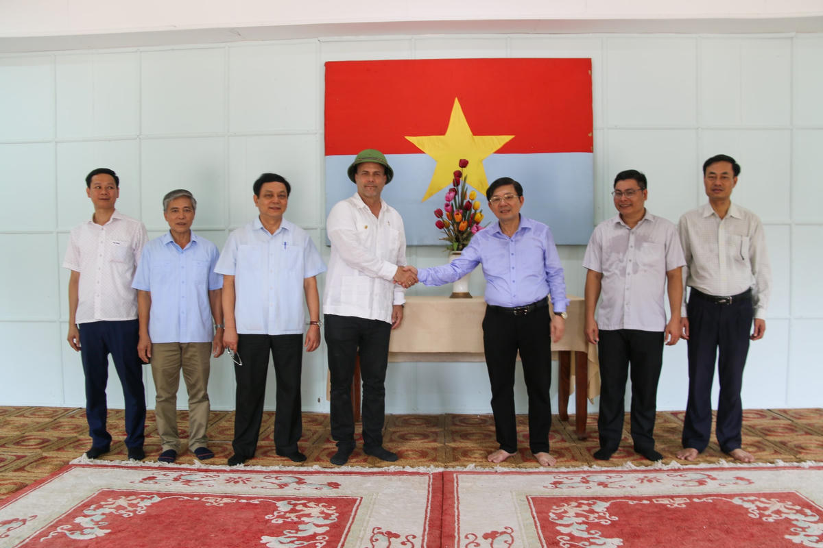 Đoàn đại biểu cấp cao Ủy ban Bảo vệ Cách mạng Cuba thăm di tích Chính phủ Cách mạng Lâm thời Cộng hòa miền Nam Việt Nam. Ảnh: Nghĩa Văn.
