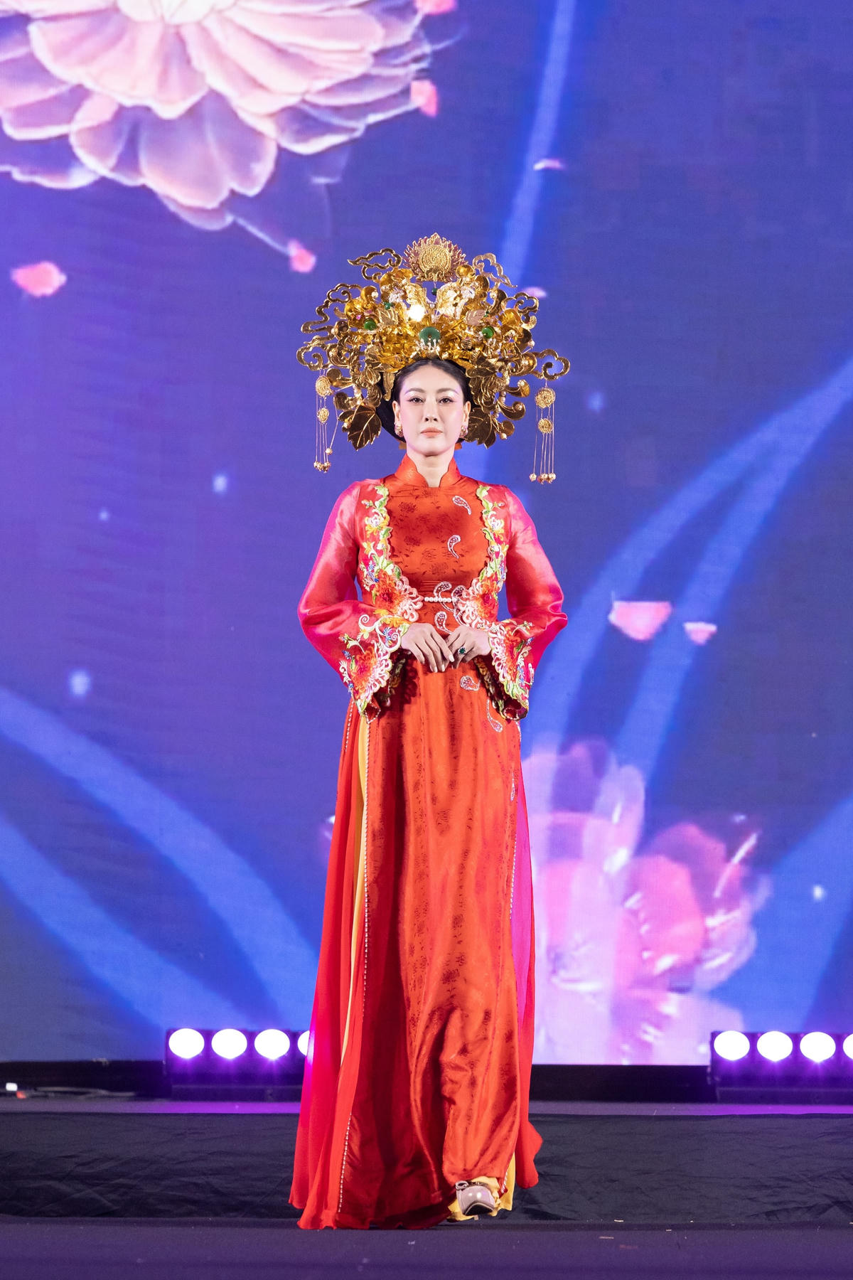Hoa hậu Lương Thùy Linh, Bảo Ngọc, Thiên Ân trình diễn áo dài tại Thái Lan