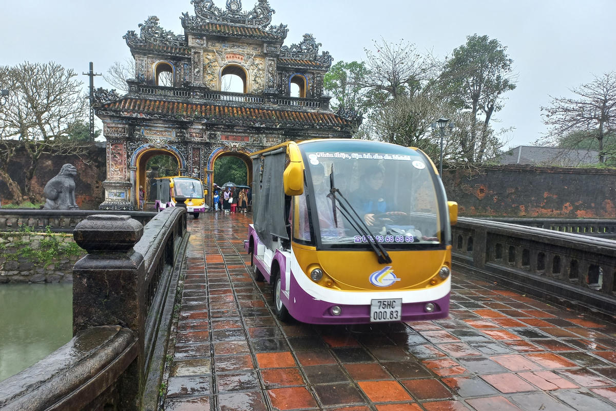 Bên cạnh xe xích lô, xe điện cũng là phương tiện được nhiều du khách sử dụng để tham quan các điểm di tích.