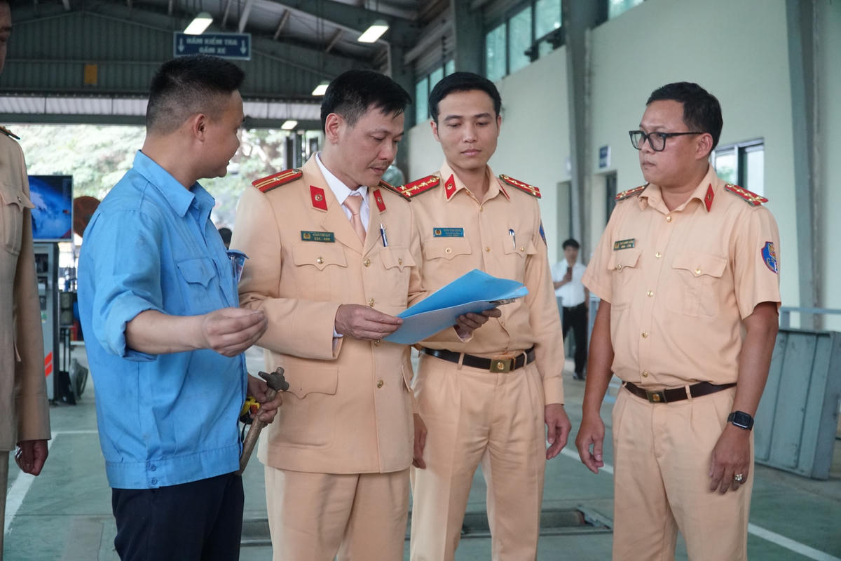 Theo ghi nhận của PV Báo Đại Đoàn Kết Online, tại Trung tâm đăng kiểm 29-03S, nằm trên đường Lê Quang Đạo, quận Nam Từ Liêm, có 4 CSGT được cử tới đây để tăng hỗ trợ trong hoạt động đăng kiểm. Ngay sau khi nhận nhiệm vụ các cán bộ chiến sĩ được đăng kiểm viên của Trung tâm hướng dẫn, phân công để có thể phối hợp công việc một cách nhịp nhàng.