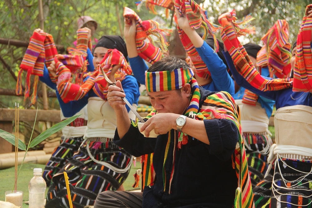 Thầy Mo đang làm lễ.