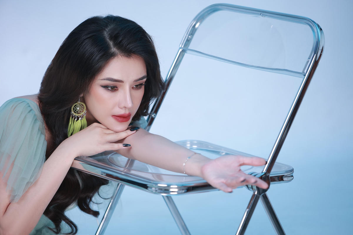 Ca từ, màu sắc trong MV được nhận xét mang âm hưởng, màu sắc tươi mới hơn so với những sản phẩm âm nhạc của Tô Ngọc Hà trước đó. 