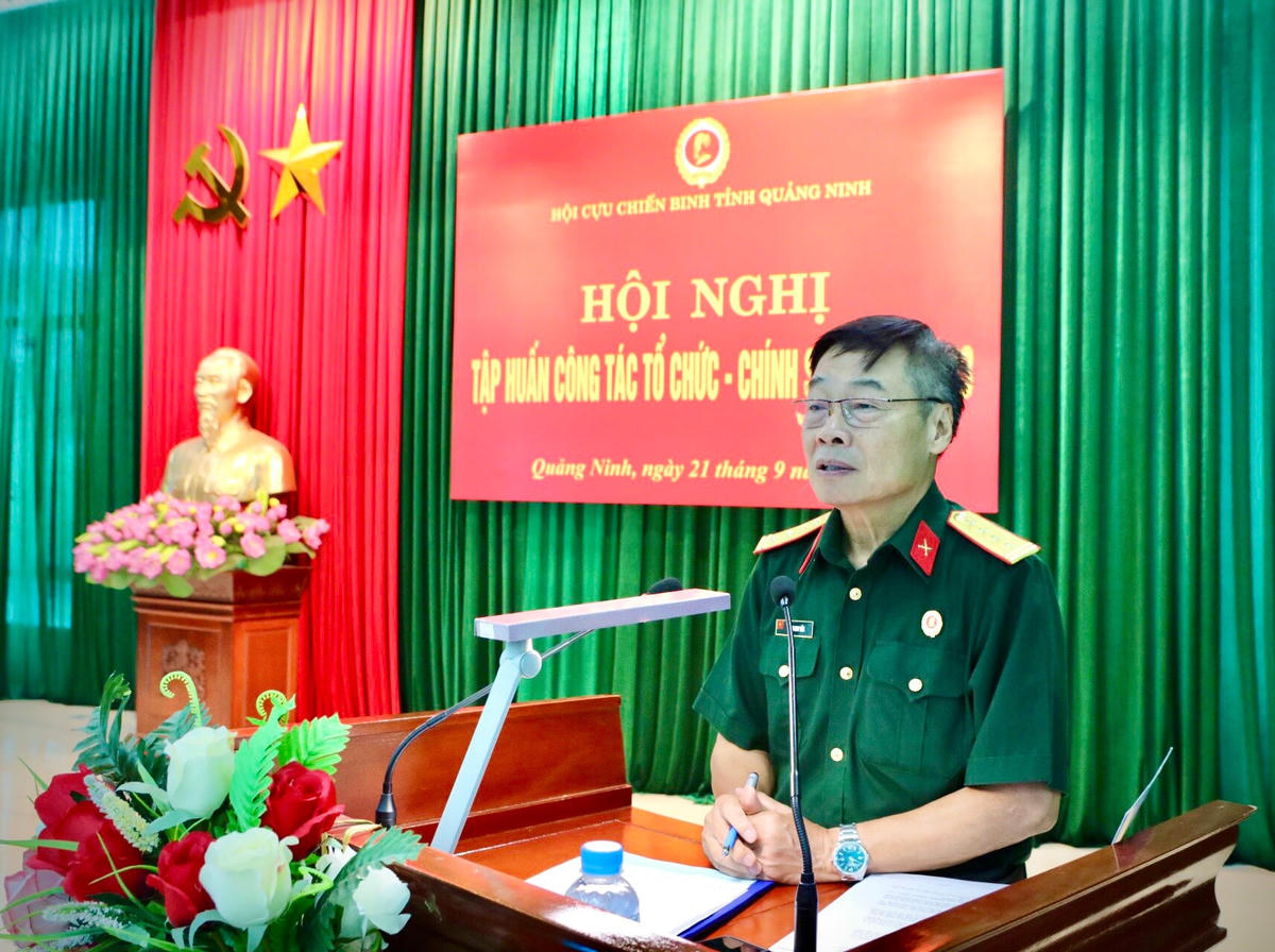 Đại tá Đàm Huy Đắc, Chủ tịch Hội CCB tỉnh Quảng Ninh phát biểu khai mạc Hội nghị tập huấn.