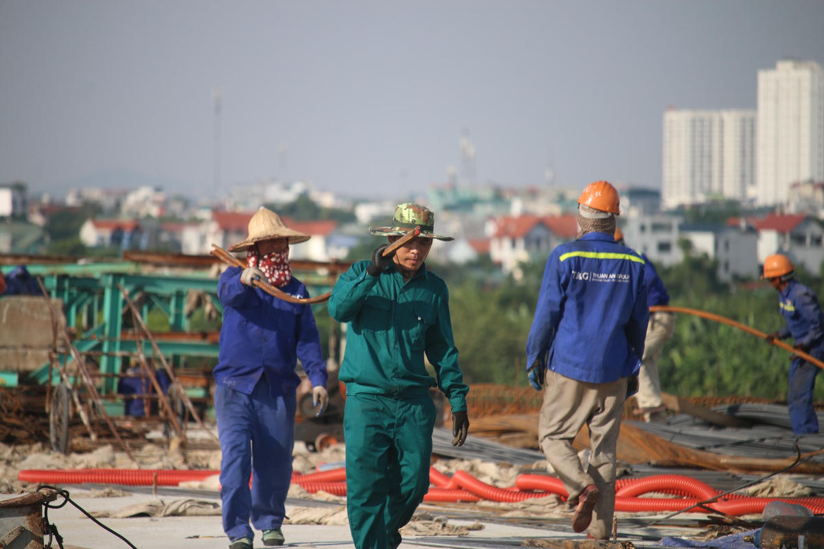 Tại đây họ chia ca ra làm, ca tối ít người hơn đa phần đều làm ca sáng từ 6h - 10h và ca chiều từ 14h - 18h. Do nắng nhiều nên công việc đã được đẩy lên sớm hơn.