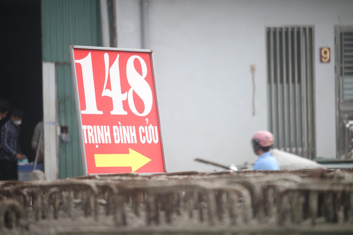 Theo thông tin dự án, đường Vành đai 2,5 có tổng chiều dài 30 km nối dài từ Phú Thượng Tây Hồ cho đến đường Trần Phú (Hoàng Mai). Sau gần 12 năm, nhiều đoạn gặp khó khăn trong việc giải phóng mặt bằng, cho đến nay, các đoạn đường lầy lội vẫn còn. Trước số 148 Trịnh Đình Cửu, cây cầu L3 ngổn ngang với đầy sắt thép bị hoen gỉ. Nhiều rác thải chất dân sinh chất đống như một bãi phế liệu.