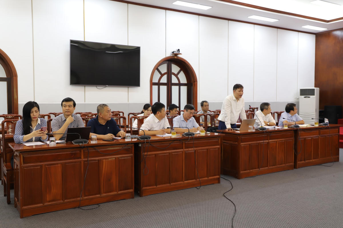 Các chuyên gia, nhà khoa học góp ý tại Hội nghị.