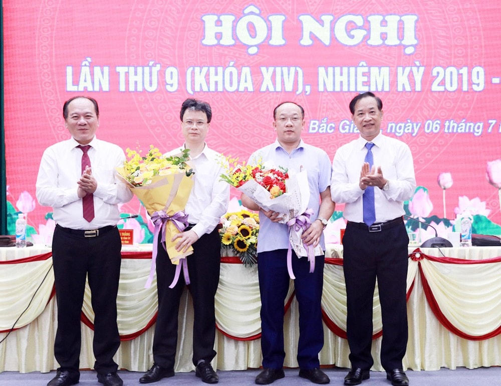 Lãnh đạo Ủy ban MTTQ tỉnh Bắc Giang tặng hoa chúc mừng 2 vị Ủy viên mới được kiện toàn.