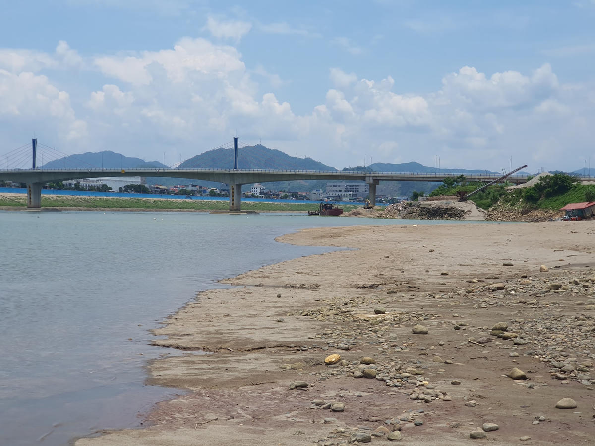 Mực nước giảm sâu tới mức bãi cát sỏi lộ rõ ngay giữa lòng sông Đà đoạn qua cầu hòa Bình 2.
