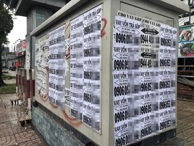 Những tờ rơi cho vay được dán kín cả tủ điện.