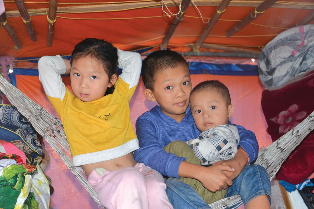 Khi bố mẹ rong ruổi trên những chiếc thuyền câu nhỏ, đánh bắt hải sản, thì nhiệm vụ của trẻ lớn là trông em.  
