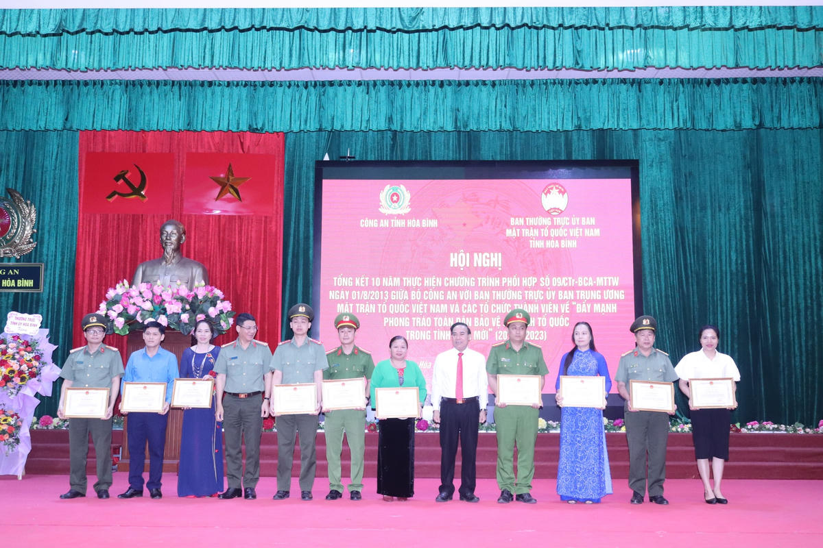 Lãnh đạo Công an tỉnh và Ủy ban MTTQ tỉnh tặng bằng khen cho các tập thể, cá nhân có thành tích xuất sắc trong thực hiện Chương trình phối hợp số 09/CTr-BCA-MTTW về “Đẩy mạnh phong trào Toàn dân bảo vệ an ninh Tổ quốc trong tình hình mới.