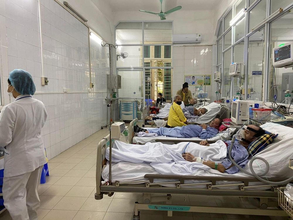 Điều trị bệnh nhân viêm phổi tại Bệnh viện Phổi trung ương.