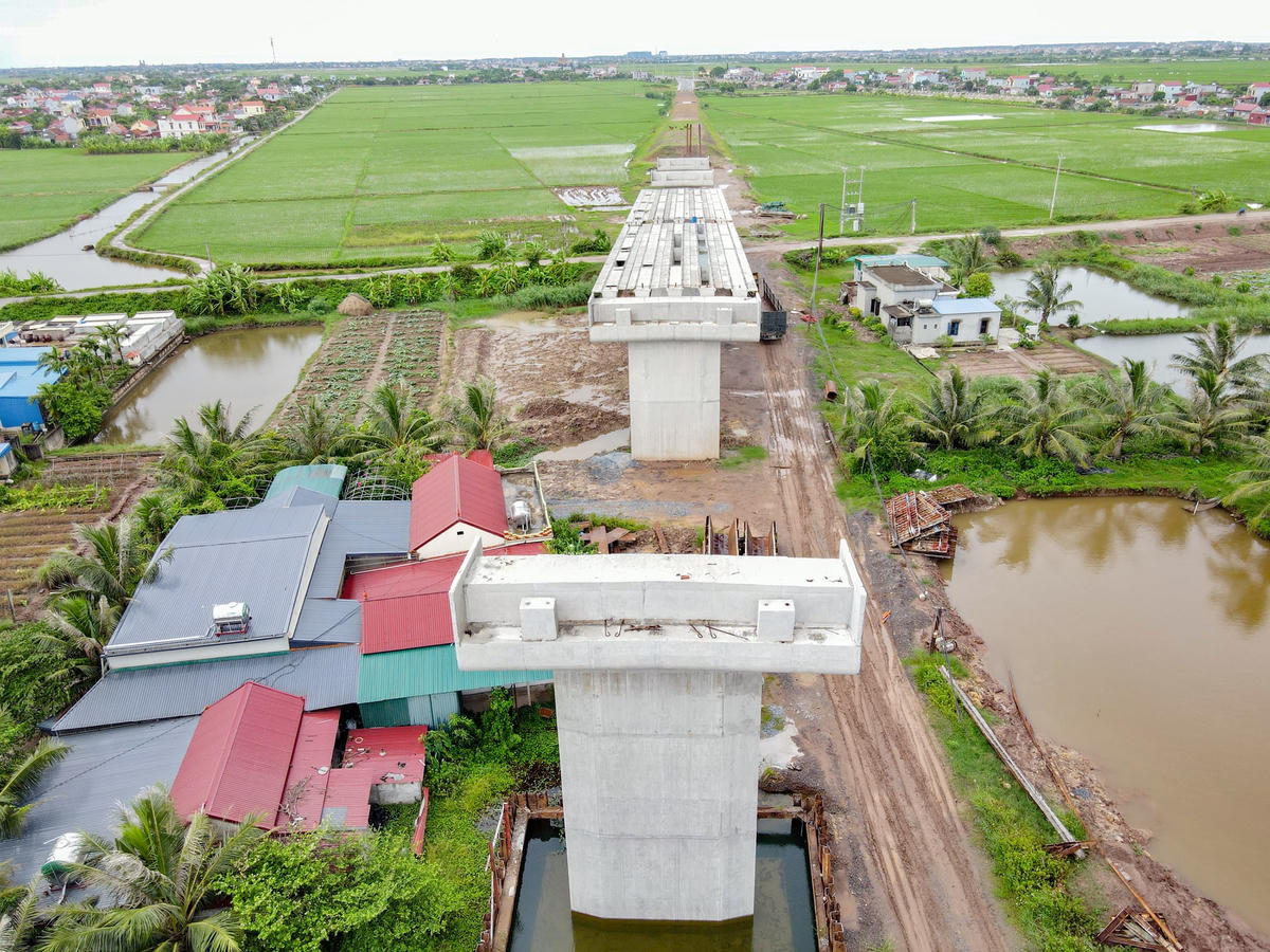 Tại xã Nghĩa hải, phần đường dẫn kết nối lên cầu hiện đang trong giai đoạn xây dựng.