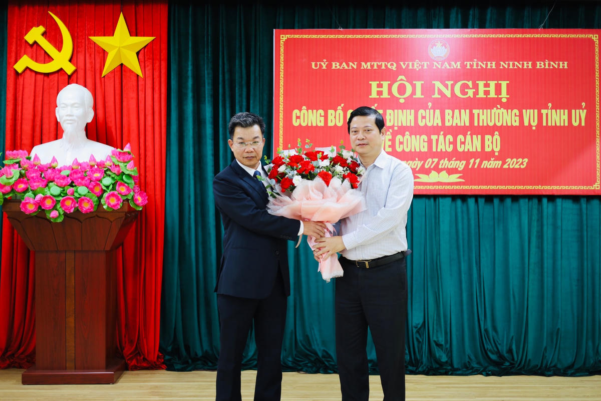 Ông Lê Văn Kiên, Phó Chủ tịch MTTQ tỉnh tặng hoa chúc mừng tân Chủ tịch MTTQ tỉnh Ninh Bình.
