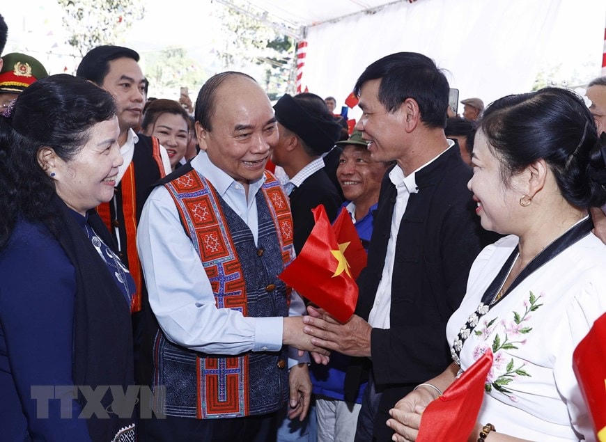 Chủ tịch nước Nguyễn Xuân Phúc cùng đồng bào các dân tộc dự Ngày hội Đại đoàn kết tại liên khu dân cư.