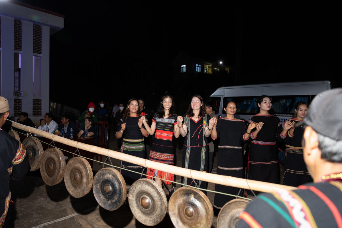 Hành động của nàng Hậu thật đẹp trong lòng công chúng và fan hâm mộ. 