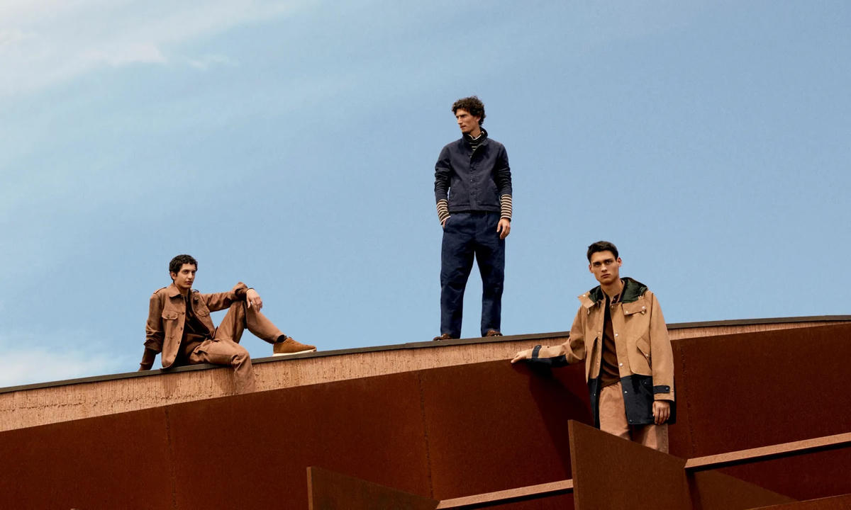 Nhà mốt Tods - bộ sưu tập SS23 của Tod's đã tìm thấy cảm hứng trong kiến ​​trúc Italy và mùa hè trong lành nơi đây. Giám đốc sáng tạo của thương hiệu, Walter Chiapponi, đã mang thổi vào BST guồng quay đương đại với áo mưa cao su và áo khoác da biker gắn đinh cao su giày thể thao 1T có đinh tán siêu nhỏ.