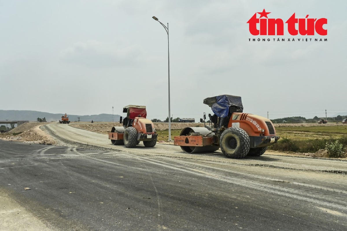 Máy móc cũng được các nhà thầu huy động tối đa trên công trường cao tốc Vĩnh Hảo - Phan Thiết trong giai đoạn nước rút cán đích. Ảnh: Nguyễn Thanh.