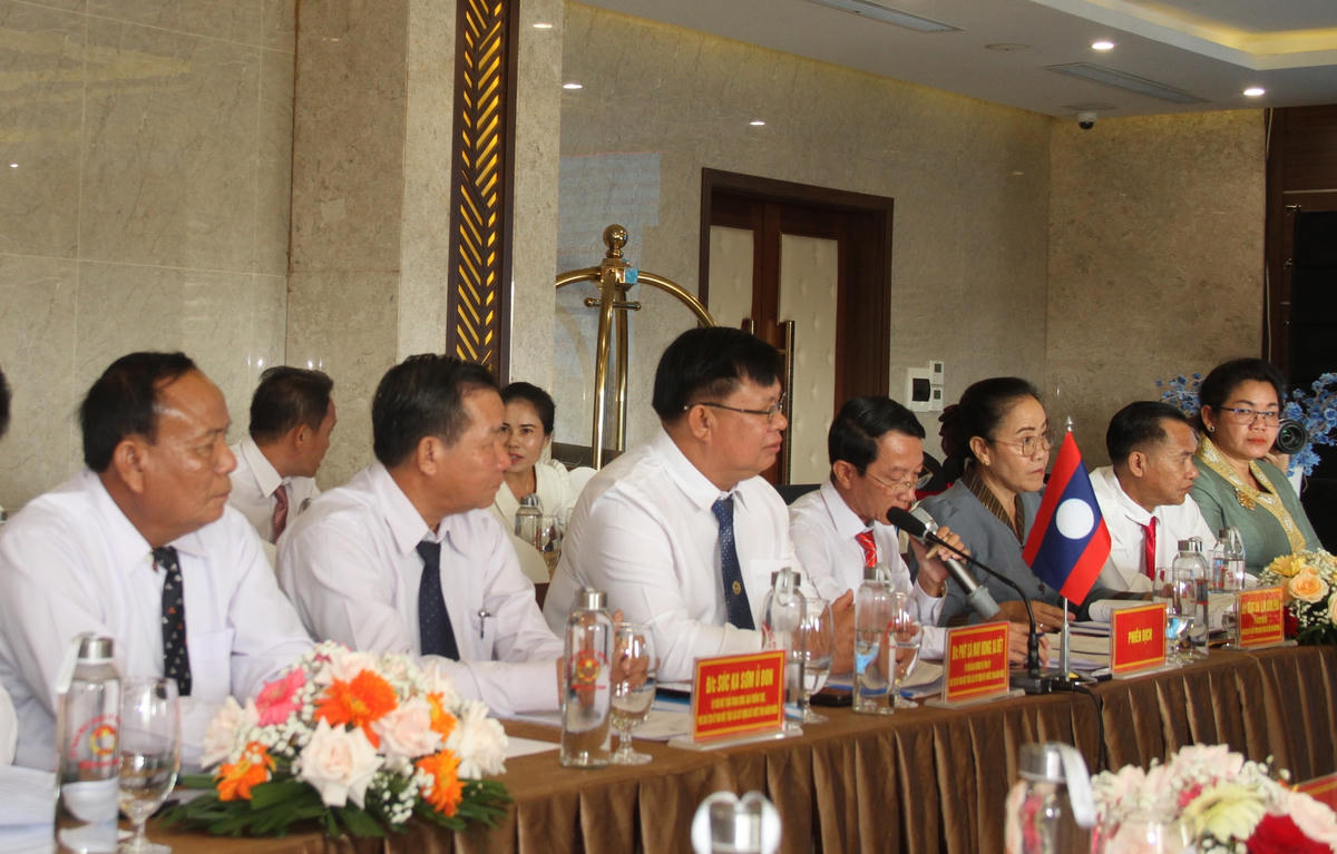 Đại biểu Ủy ban Mặt trận Lào xây dựng đất nước tỉnh Khăm Muồn. 