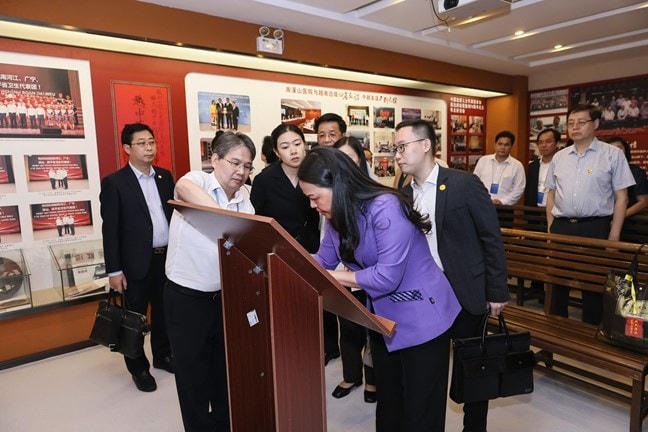 Phó Chủ tịch - Tổng Thư ký Nguyễn Thị Thu Hà cùng đoàn đại biểu tới thăm Bệnh viện Nam Khê Sơn.